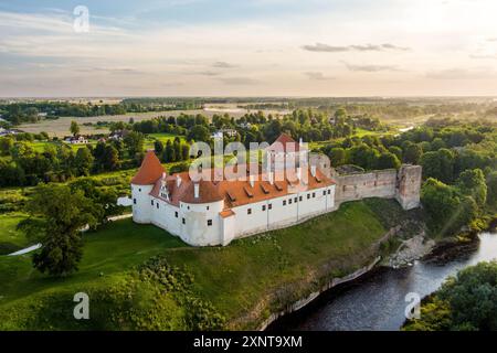 Aus der Vogelperspektive auf Schloss Bauska oder Bauskas Pils. Ruinen der Burg des Livländischen Ordens und eines späteren Palastes, Residenz des Herzogs von Kurland und Sitz der CAS Stockfoto