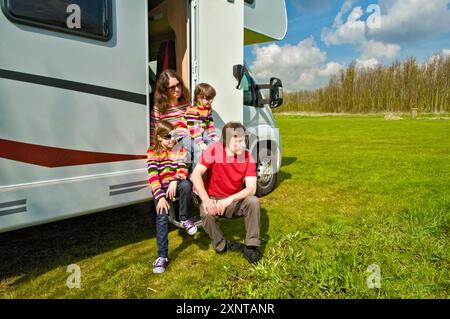 Familienurlaub, Wohnmobil mit Kindern, glückliche Eltern mit Kindern haben Spaß auf Urlaubsreisen im Wohnmobil, Wohnmobil außen Stockfoto