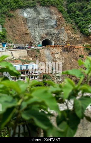 August 2nd2024, Uttarakhand Indien. Tunnel im Bau an der Bergbasis im Bezirk Rudraprayag, durch die Northern Railways, die den Unteren Himalaya verbinden Stockfoto