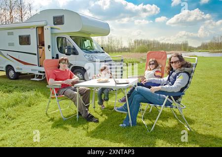 Familienurlaub, Wohnmobil mit Kindern, glückliche Eltern mit Kindern haben Spaß auf Urlaubsreisen im Wohnmobil, Wohnmobil außen Stockfoto