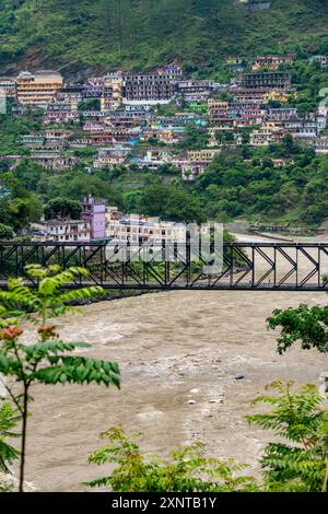 August 2nd2024, Uttarakhand Indien. Stadtblick auf Karnaprayag, Uttarakhand, auf dem Weg nach Badrinath, wo die heiligen Flüsse Alaknanda und Pindar aufeinander treffen. Stockfoto