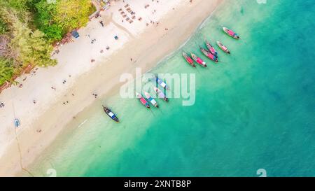 Blick von oben auf kristallklares Meerwasser und weißen Strand mit Longtail-Booten, tropische Insel oder Krabi Provinz in Thailand Stockfoto