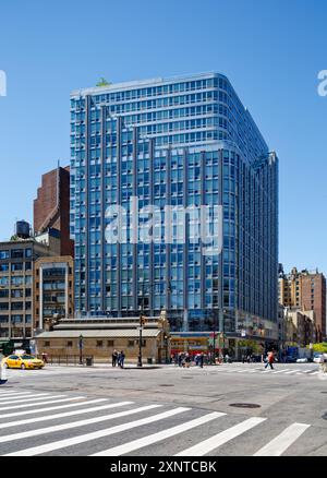 The Corner an der West 72nd Street und am Broadway ist ein 16-stöckiger blauer Glaswürfel, der sich auf der Spitze befindet und über einem zweistöckigen Geschäftsviertel liegt. Stockfoto