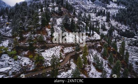 Sissu ist eine kleine Stadt im Lahaul-Tal von Himachal Pradesh in Indien. Es ist etwa 40 km von Manali entfernt und liegt am rechten Ufer des Flusses Chandra Stockfoto
