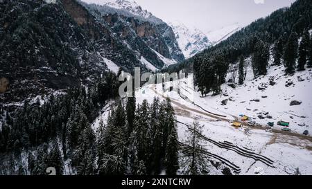 Sissu ist eine kleine Stadt im Lahaul-Tal von Himachal Pradesh in Indien. Es ist etwa 40 km von Manali entfernt und liegt am rechten Ufer des Flusses Chandra Stockfoto