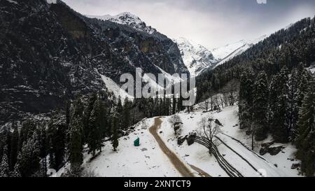 Sissu ist eine kleine Stadt im Lahaul-Tal von Himachal Pradesh in Indien. Es ist etwa 40 km von Manali entfernt und liegt am rechten Ufer des Flusses Chandra Stockfoto