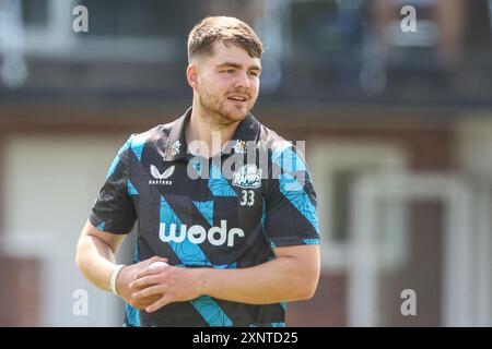 Derby, Großbritannien. August 2024. Tom Hinley aus Worcestershire bereitet sich am 2. August 2024 auf dem County Ground in Derby, England auf dem Metrobank One Day Cup vor. Foto von Stuart Leggett. Nur redaktionelle Verwendung, Lizenz für kommerzielle Nutzung erforderlich. Keine Verwendung bei Wetten, Spielen oder Publikationen eines einzelnen Clubs/einer Liga/eines Spielers. Quelle: UK Sports Pics Ltd/Alamy Live News Stockfoto