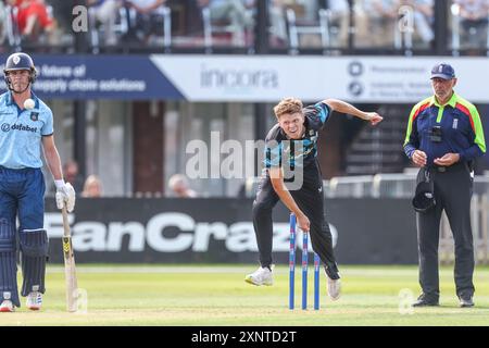 Derby, Großbritannien. August 2024. Ethan Brookes aus Worcestershire im Einsatz beim Metrobank One Day Cup Spiel zwischen Derbyshire CCC und Worcestershire CCC am 2. August 2024 im County Ground in Derby, England. Foto von Stuart Leggett. Nur redaktionelle Verwendung, Lizenz für kommerzielle Nutzung erforderlich. Keine Verwendung bei Wetten, Spielen oder Publikationen eines einzelnen Clubs/einer Liga/eines Spielers. Quelle: UK Sports Pics Ltd/Alamy Live News Stockfoto