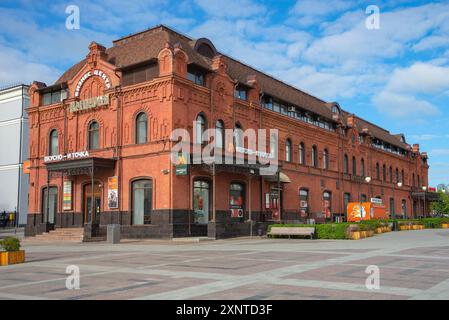 PENZA, RUSSLAND - 02. MAI 2024: Geschäftszentrum im historischen Gebäude des Fischmarktes. Penza, Russland Stockfoto