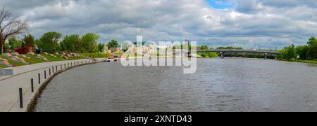 PENZA, RUSSLAND - 2. MAI 2024: Panorama des Ufers des Flusses Sura. Penza, Russland Stockfoto