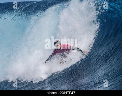 Tahiti, Französisch-Polynesien. August 2024. Jack Robinson aus Australien tritt am 1. August 2024 im Viertelfinale des Surfens der Männer bei den Olympischen Spielen 2024 in Teahupo'o, Tahiti, in Französisch-Polynesien an. Quelle: Ma Ping/Xinhua/Alamy Live News Stockfoto