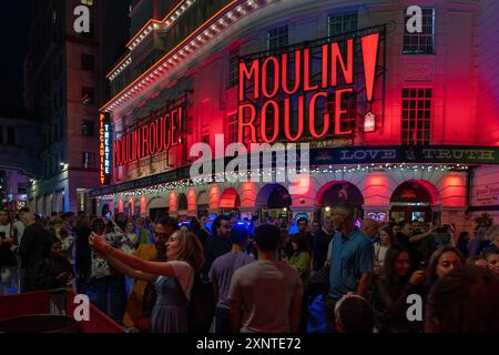 London, UK - 23. Juli 2024: Moulin Rouge Musical in Piccadilly Theatre at Night. Stockfoto