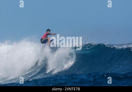 Tahiti, Französisch-Polynesien. August 2024. Gabriel Medina aus Brasilien tritt am 1. August 2024 im Viertelfinale der Männer bei den Olympischen Spielen 2024 in Teahupo'o, Tahiti, Französisch-Polynesien an. Quelle: Ma Ping/Xinhua/Alamy Live News Stockfoto