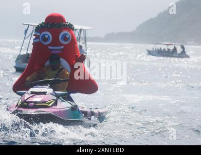 Tahiti, Französisch-Polynesien. August 2024. Ein olympisches Phryge-Maskottchen wird während des Viertelfinals der Surfer der Männer bei den Olympischen Spielen 2024 in Teahupo'o, Tahiti, Französisch-Polynesien, am 1. August 2024 gesehen. Quelle: Ma Ping/Xinhua/Alamy Live News Stockfoto