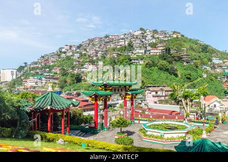 Urbane Bergregionen voller Häuser in Baguio City, Philippinen Stockfoto