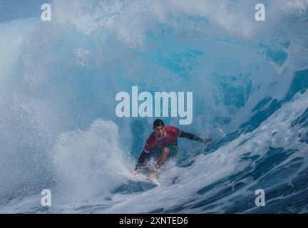 Tahiti, Französisch-Polynesien. August 2024. Jack Robinson aus Australien tritt am 1. August 2024 im Viertelfinale des Surfens der Männer bei den Olympischen Spielen 2024 in Teahupo'o, Tahiti, in Französisch-Polynesien an. Quelle: Ma Ping/Xinhua/Alamy Live News Stockfoto