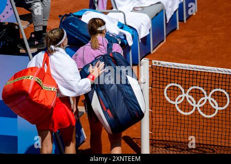 Paris, Frankreich. August 2024. Von rechts Tschechische Linda Noskova, Karolina Muchova gegen Jasmine Paolini, Sara Errani aus Italien (nicht abgebildet) während des Frauendoppel-Tenniswettbewerbs bei den Olympischen Spielen in Paris, Frankreich, 2. August 2024. Quelle: Ondrej Deml/CTK Photo/Alamy Live News Stockfoto