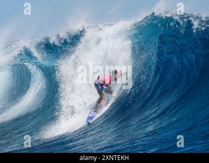 Tahiti, Französisch-Polynesien. August 2024. Gabriel Medina aus Brasilien tritt am 1. August 2024 im Viertelfinale der Männer bei den Olympischen Spielen 2024 in Teahupo'o, Tahiti, Französisch-Polynesien an. Quelle: Ma Ping/Xinhua/Alamy Live News Stockfoto