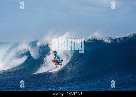 Tahiti, Französisch-Polynesien. August 2024. Joao Chianca aus Brasilien tritt am 1. August 2024 in Teahupo'o, Tahiti, in Französisch-Polynesien im Viertelfinale des Surfens der Männer bei den Olympischen Spielen 2024 in Paris an. Quelle: Ma Ping/Xinhua/Alamy Live News Stockfoto