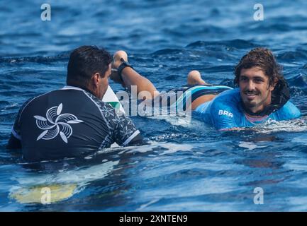 Tahiti, Französisch-Polynesien. August 2024. Joao Chianca (R) aus Brasilien ist nach dem Viertelfinale der Männer bei den Olympischen Spielen 2024 in Teahupo'o, Tahiti, Französisch-Polynesien, am 1. August 2024 zu sehen. Quelle: Ma Ping/Xinhua/Alamy Live News Stockfoto