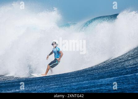 Tahiti, Französisch-Polynesien. August 2024. Joao Chianca aus Brasilien tritt am 1. August 2024 in Teahupo'o, Tahiti, in Französisch-Polynesien im Viertelfinale des Surfens der Männer bei den Olympischen Spielen 2024 in Paris an. Quelle: Ma Ping/Xinhua/Alamy Live News Stockfoto