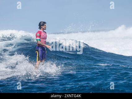 Tahiti, Französisch-Polynesien. August 2024. Gabriel Medina aus Brasilien ist während des Viertelfinals der Männer im Surfen der Olympischen Spiele 2024 in Teahupo'o, Tahiti, Französisch-Polynesien, am 1. August 2024 zu sehen. Quelle: Ma Ping/Xinhua/Alamy Live News Stockfoto