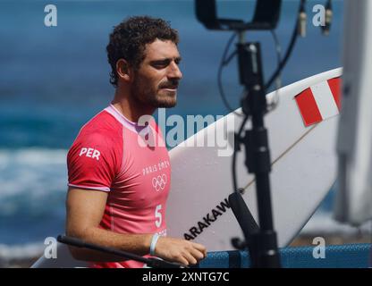 Tahiti, Französisch-Polynesien. August 2024. Alonso Correa von Peru reagiert auf das Surfquartal der Männer bei den Olympischen Spielen 2024 in Teahupo'o, Tahiti, Französisch-Polynesien am 1. August 2024. Quelle: Ma Ping/Xinhua/Alamy Live News Stockfoto