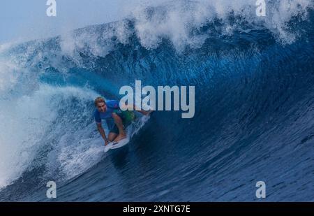 Tahiti, Französisch-Polynesien. August 2024. Ethan Ewing von Australien tritt am 1. August 2024 im Viertelfinale der Männer bei den Olympischen Spielen 2024 in Teahupo'o, Tahiti, Französisch-Polynesien an. Quelle: Ma Ping/Xinhua/Alamy Live News Stockfoto