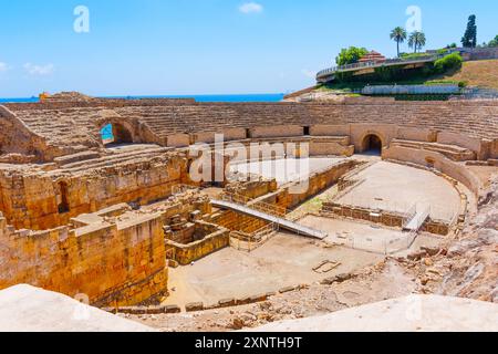 Atemberaubende Aussicht von den antiken Amphitheaterruinen in Tarragona an einem sonnigen Tag im Juli. Stockfoto