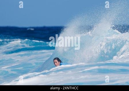 Tahiti, Französisch-Polynesien. August 2024. Tyler Wright aus Australien tritt am 1. August 2024 im Viertelfinale der Frauen bei den Olympischen Spielen 2024 in Teahupo'o, Tahiti, Französisch-Polynesien an. Quelle: Ma Ping/Xinhua/Alamy Live News Stockfoto