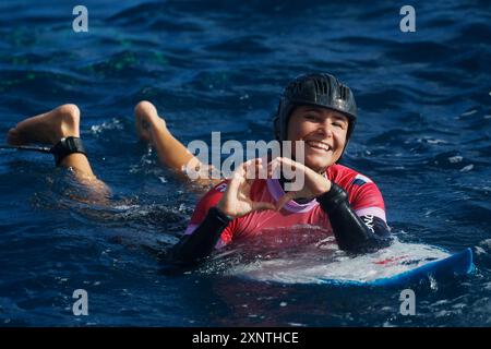 Tahiti, Französisch-Polynesien. August 2024. Johanne Defay von Frankreich reagiert nach dem Viertelfinale der Frauen bei den Olympischen Spielen 2024 in Teahupo'o, Tahiti, Französisch-Polynesien, am 1. August 2024. Quelle: Ma Ping/Xinhua/Alamy Live News Stockfoto