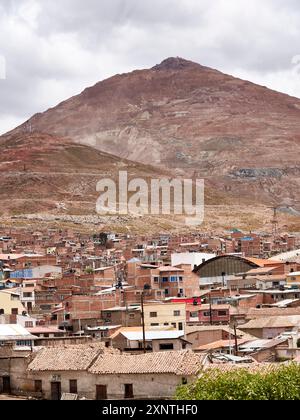 Aus der Vogelperspektive der Stadt Potosi in Bolivien mit dem berühmten Berg Cerro Rico im Hintergrund, der Stadt- und Naturlandschaften zeigt. Stockfoto