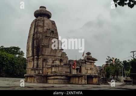 August 2nd2024, Uttarakhand Indien. Baijnath Tempelkomplex, mit dem wichtigsten Shiva-Tempel umgeben von 17 kleineren Schreinen, alle im Nagara-Stil und mai gebaut Stockfoto