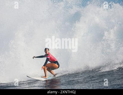 Tahiti, Französisch-Polynesien. August 2024. Luana Silva aus Brasilien tritt am 1. August 2024 im Viertelfinale der Frauen bei den Olympischen Spielen 2024 in Teahupo'o, Tahiti, Französisch-Polynesien an. Quelle: Ma Ping/Xinhua/Alamy Live News Stockfoto