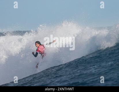Tahiti, Französisch-Polynesien. August 2024. Luana Silva aus Brasilien tritt am 1. August 2024 im Viertelfinale der Frauen bei den Olympischen Spielen 2024 in Teahupo'o, Tahiti, Französisch-Polynesien an. Quelle: Ma Ping/Xinhua/Alamy Live News Stockfoto