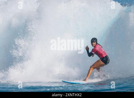 Tahiti, Französisch-Polynesien. August 2024. Johanne Defay von Frankreich tritt am 1. August 2024 im Viertelfinale der Frauen bei den Olympischen Spielen 2024 in Teahupo'o, Tahiti, Französisch-Polynesien an. Quelle: Ma Ping/Xinhua/Alamy Live News Stockfoto