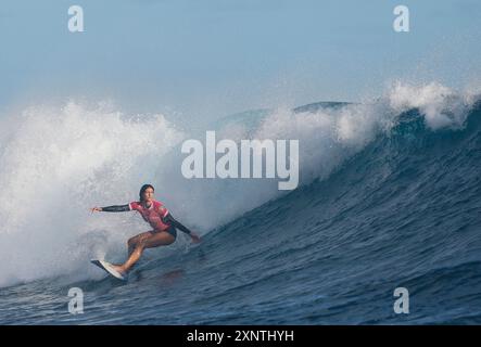 Tahiti, Französisch-Polynesien. August 2024. Luana Silva aus Brasilien tritt am 1. August 2024 im Viertelfinale der Frauen bei den Olympischen Spielen 2024 in Teahupo'o, Tahiti, Französisch-Polynesien an. Quelle: Ma Ping/Xinhua/Alamy Live News Stockfoto
