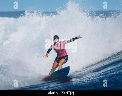 Tahiti, Französisch-Polynesien. August 2024. Johanne Defay von Frankreich tritt am 1. August 2024 im Viertelfinale der Frauen bei den Olympischen Spielen 2024 in Teahupo'o, Tahiti, Französisch-Polynesien an. Quelle: Ma Ping/Xinhua/Alamy Live News Stockfoto