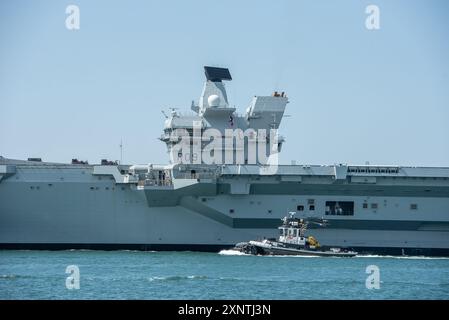 Die HMS Prince of Wales verlässt Portsmouth am Freitag, den 2. August 2024, nach Glen Mallan in Schottland, um dort Munition zu betreiben. Credit Emma Terracciano/Alamy Live News Stockfoto