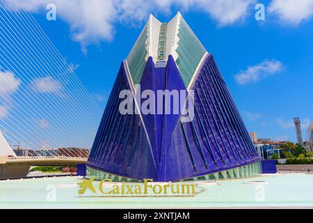 Valencia, Spanien - 12. Juli 2024: Das beeindruckende Äußere des Agora-Gebäudes besticht durch leuchtende Farben und einzigartige Formen mit dem CaixaForum le Stockfoto