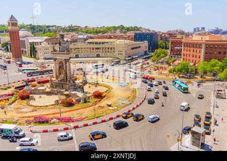 Barcelona, Spanien - 16. Juli 2024: Aus der Vogelperspektive mit pulsierenden Kreuzungen und zentralem Monument auf der Plaza de España, Barcelona, mit berühmten Türmen, h Stockfoto