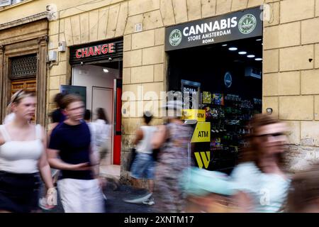 Roma, Italien. August 2024. UN emendamento al ddl Sicurezza dichiara illegale la Cannabis light negozi di CBD a rischio chiusura Roma, Italia &#x2014; Venerd&#xec; 02 Agosto 2024 - Cronaca - (Foto di Cecilia Fabiano/LaPresse) eine Änderung des Sicherheitsgesetzes erklärt leichte Cannabis illegale CBD-Geschäfte, die von Schließung bedroht sind Rom Italien - Freitag, 02. Juli 2024 - Nachrichten - (Foto: Cecilia Fabiano/LaPresse) Credit: LaPresse/Alamy Live News Stockfoto