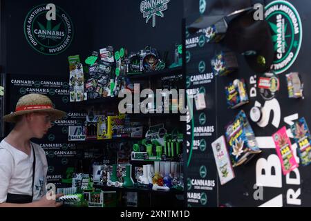 Roma, Italien. August 2024. UN emendamento al ddl Sicurezza dichiara illegale la Cannabis light negozi di CBD a rischio chiusura Roma, Italia &#x2014; Venerd&#xec; 02 Agosto 2024 - Cronaca - (Foto di Cecilia Fabiano/LaPresse) eine Änderung des Sicherheitsgesetzes erklärt leichte Cannabis illegale CBD-Geschäfte, die von Schließung bedroht sind Rom Italien - Freitag, 02. Juli 2024 - Nachrichten - (Foto: Cecilia Fabiano/LaPresse) Credit: LaPresse/Alamy Live News Stockfoto