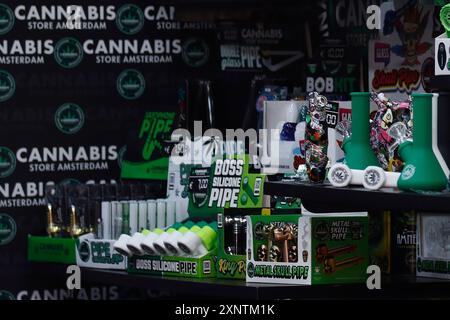 Roma, Italien. August 2024. UN emendamento al ddl Sicurezza dichiara illegale la Cannabis light negozi di CBD a rischio chiusura Roma, Italia &#x2014; Venerd&#xec; 02 Agosto 2024 - Cronaca - (Foto di Cecilia Fabiano/LaPresse) eine Änderung des Sicherheitsgesetzes erklärt leichte Cannabis illegale CBD-Geschäfte, die von Schließung bedroht sind Rom Italien - Freitag, 02. Juli 2024 - Nachrichten - (Foto: Cecilia Fabiano/LaPresse) Credit: LaPresse/Alamy Live News Stockfoto