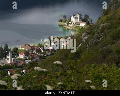 Dorf Duingt und Burg von Ruphy von der Taillefer Wanderung über dem See Annecy in Haute Savoie. Malerische Stadt am See Stockfoto