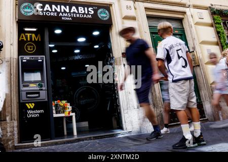 Roma, Italien. August 2024. UN emendamento al ddl Sicurezza dichiara illegale la Cannabis light negozi di CBD a rischio chiusura Roma, Italia &#x2014; Venerd&#xec; 02 Agosto 2024 - Cronaca - (Foto di Cecilia Fabiano/LaPresse) eine Änderung des Sicherheitsgesetzes erklärt leichte Cannabis illegale CBD-Geschäfte, die von Schließung bedroht sind Rom Italien - Freitag, 02. Juli 2024 - Nachrichten - (Foto: Cecilia Fabiano/LaPresse) Credit: LaPresse/Alamy Live News Stockfoto