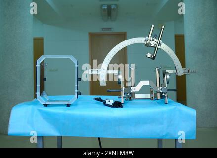 Chirurgische Ausrüstung zur Implantation eines Neurostimulators auf dem Tisch. Es wird zur tiefen Hirnstimulation bei Patienten mit Torsionsdistonie angewendet Stockfoto