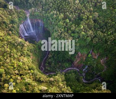 Blick von oben auf den Tumpak Sewu Wasserfall in Malang, Ost-Java, Indonesien Stockfoto