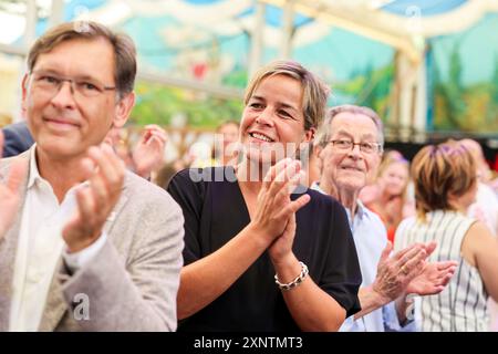 Herne, Deutschland. August 2024. Bürgermeister von Harne Frank Dudda (SPD, l-r), Mona Neubaur (Bündnis 90/die Grünen), NRW-Minister für Wirtschaft, Industrie, Klimaschutz und Energie und Franz Müntefehring (SPD) schließen sich bei der offiziellen Eröffnung der 540. Cranger Kirmes dem Beifall an. Mit rund 500 Messeausstellern und zuletzt rund 3,8 Millionen Besuchern ist die Cranger Kirmes eine der größten Messen in Deutschland. Quelle: Christoph Reichwein/dpa/Alamy Live News Stockfoto