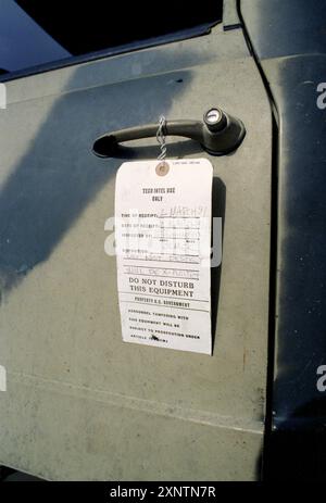 Erster Golfkrieg: 4. März 1991 Ein JCMEC-Etikett mit dem Titel „Do not disturb this Equipment“ an einer irakischen Unimog 416 Radio Relay Station, die in der Wüste im Norden Kuwaits verlassen wurde. Stockfoto